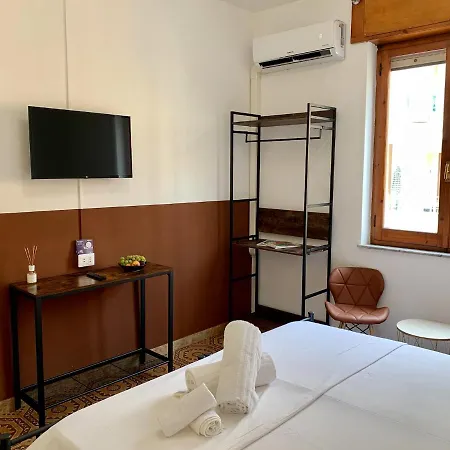 Room In Bb - Bb Chic Room With Shared Bathroom In The City *
