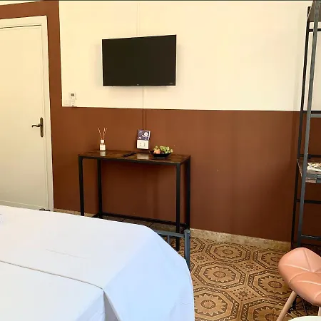 Room In Bb - Bb Chic Room With Shared Bathroom In The City Gæstehus *